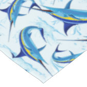 Blauer Marlin springt aus dem Ozean Tischdecke (Schrägansicht)