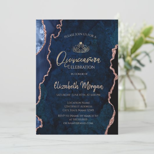 Blauer Marmor Agate Rose Gold Tiara Quinceañera Einladung (Stehend Vorderseite)
