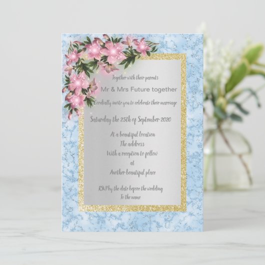 Blauer Marmor Hochzeit mit rosa blumengoldfarbenem Einladung (Stehend Vorderseite)