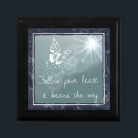 Blauer Marmor Schmetterling Folgen Sie Ihrem Herza Erinnerungskiste<br><div class="desc">Inspirier eines Zitats auf einem traumhaften Schmuckstück mit dunkelblauem Marmor (Printeffekt) Hintergrund.</div>