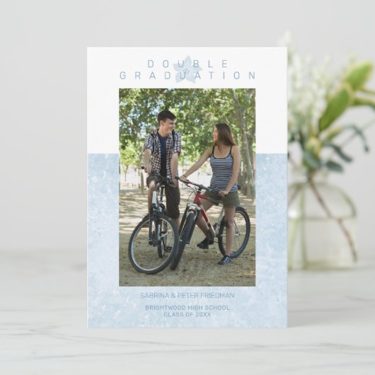 Blauer Marmoreffekt Romantisches Foto Twins Abschl Einladung (Stehend Vorderseite)