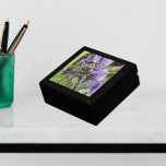 Blauer Mit Augen Darner Dragonfly auf der Blume Erinnerungskiste<br><div class="desc">Für Drachenflieger und Naturfans! Geschenkboxen aus Holz mit Kachelinsatz für Kleinstschmuck und Schmuck,  die das Foto eines farbenprächtigen blauen Mit Augen Darner-Libellen zeigt,  die sich auf lila aconitischen Blume ruhen. Wählen Sie Ihre Geschenkboxen Stil und Größe.</div>