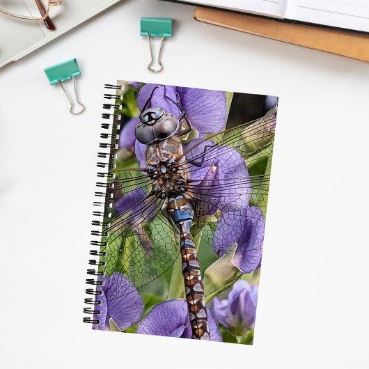 Blauer Mit Augen Darner Dragonfly auf der Blume Notizblock