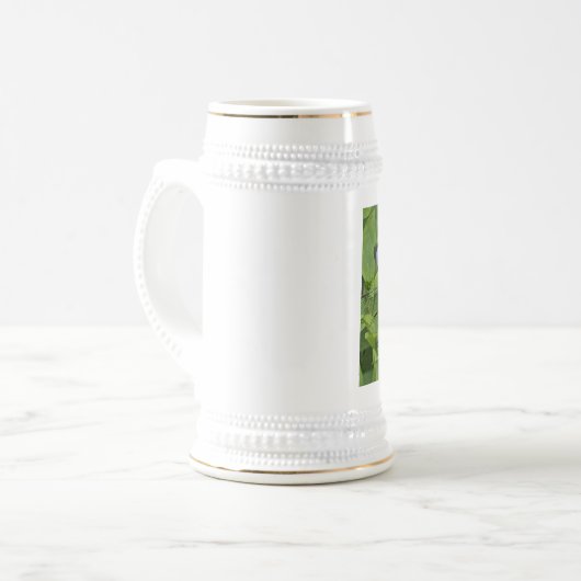 Blauer Mit Augen Darner Dragonfly auf Purple Flowe Bierglas (Vorderseite Links)