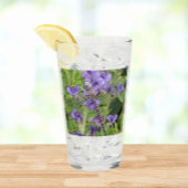 Blauer Mit Augen Darner Dragonfly auf Purple Flowe Glas