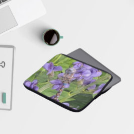 Blauer Mit Augen Darner Dragonfly auf Purple Flowe Laptopschutzhülle