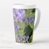 Blauer Mit Augen Darner Dragonfly auf Purple Flowe Milchtasse (Rechte Ecke)