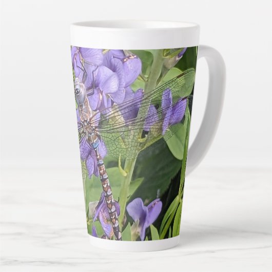 Blauer Mit Augen Darner Dragonfly auf Purple Flowe Milchtasse (Rechte Ecke)