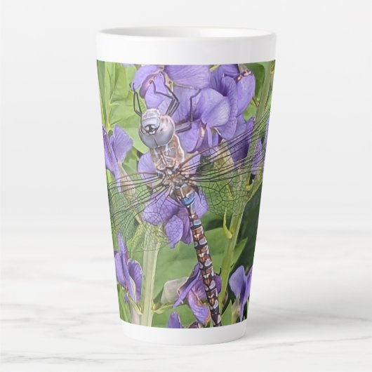 Blauer Mit Augen Darner Dragonfly auf Purple Flowe Milchtasse (Vorderseite)