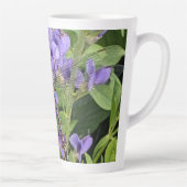 Blauer Mit Augen Darner Dragonfly auf Purple Flowe Milchtasse (Rechts)