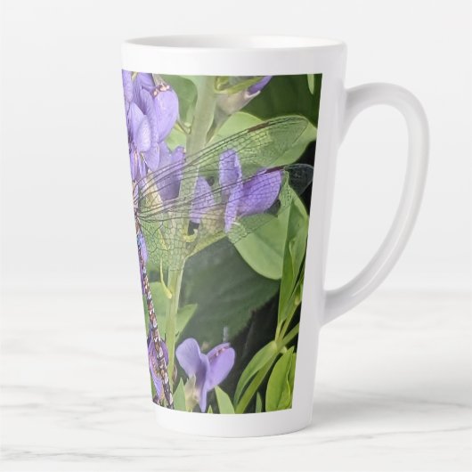 Blauer Mit Augen Darner Dragonfly auf Purple Flowe Milchtasse (Rechts)