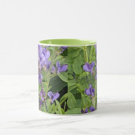 Blauer Mit Augen Darner Dragonfly auf Purple Flowe Tasse (Zentrum)
