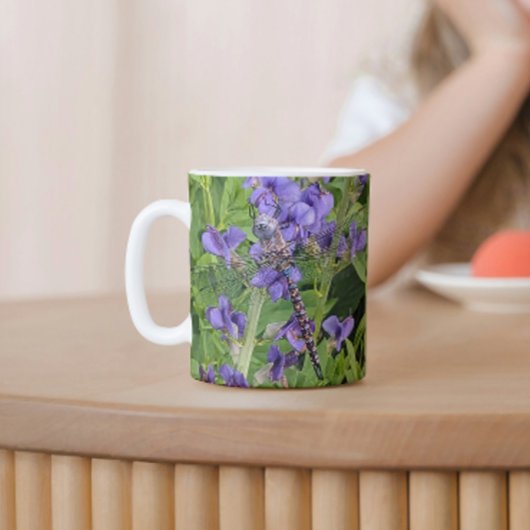Blauer Mit Augen Darner Dragonfly auf Purple Flowe Tasse