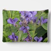 Blauer Mit Augen Darner Dragonfly auf Purple Flowe Zubehörtasche (Vorderseite)