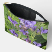 Blauer Mit Augen Darner Dragonfly auf Purple Flowe Zubehörtasche (Offen)