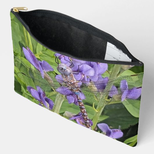 Blauer Mit Augen Darner Dragonfly auf Purple Flowe Zubehörtasche (Offen)