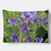 Blauer Mit Augen Darner Dragonfly auf Purple Flowe Zubehörtasche (Rückseite)
