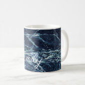 Blauer moderner personalisierter Marmorierungname Kaffeetasse (VorderseiteRechts)