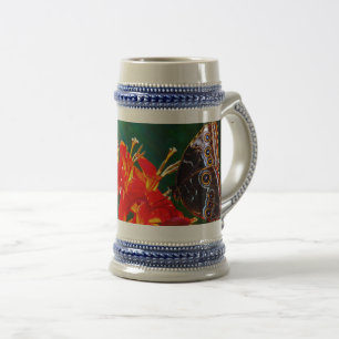 Blauer Morpho-Schmetterling auf Crocosmia Lucifer- Bierglas