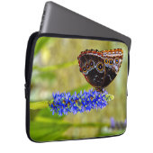 Blauer Morpho-Schmetterling auf einer Sumpforchide Laptopschutzhülle (Vorne Rechts)