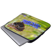 Blauer Morpho-Schmetterling auf einer Sumpforchide Laptopschutzhülle (Vorne Knopf)
