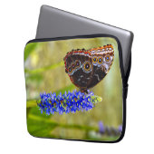 Blauer Morpho-Schmetterling auf einer Sumpforchide Laptopschutzhülle (Vorderseite Links)