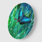 Blauer Morpho Schmetterling auf grünem Gras Große Wanduhr (Winkel)