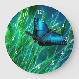 Blauer Morpho Schmetterling auf grünem Gras Große Wanduhr