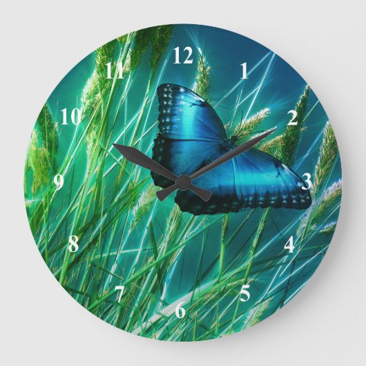 Blauer Morpho Schmetterling auf grünem Gras Große Wanduhr (Vorderseite)