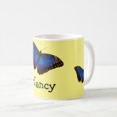 Blauer Morpho Schmetterling personalisiert Kaffeetasse (VorderseiteRechts)
