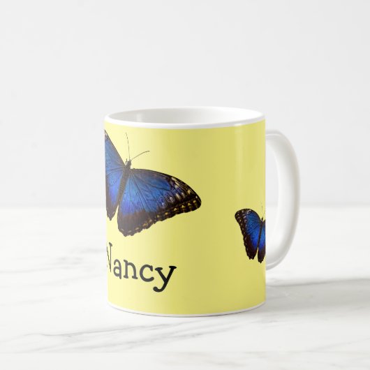 Blauer Morpho Schmetterling personalisiert Kaffeetasse (VorderseiteRechts)