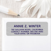 blauer Name + Adressinformationen in blassgrau (Insitu)