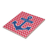 Blauer nautischanker auf rotem Zickzack Fliese (Seite)