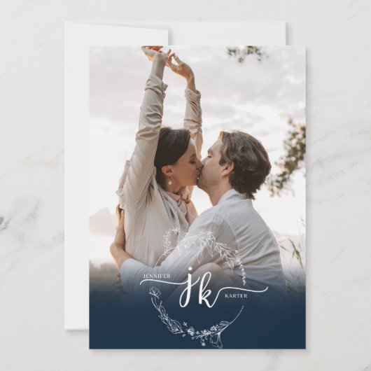 Blauer Navy Monogram Foto QR Code Hochzeit Einladung (Rückseite)