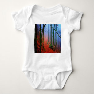 Blauer Nebel in gestrichenem Wald Baby Strampler