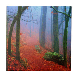 Blauer Nebel in gestrichenem Wald Fliese