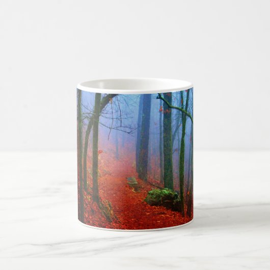 Blauer Nebel in gestrichenem Wald Kaffeetasse (Mittel)