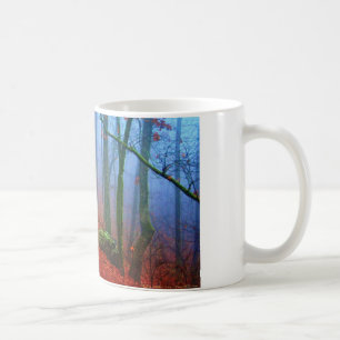 Blauer Nebel in gestrichenem Wald Kaffeetasse