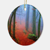 Blauer Nebel in gestrichenem Wald Keramik Ornament (Links)