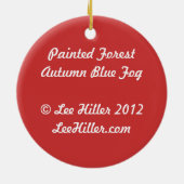 Blauer Nebel in gestrichenem Wald Keramik Ornament (Hinten)