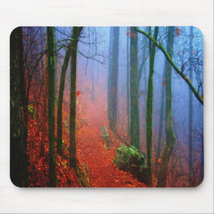 Blauer Nebel in gestrichenem Wald Mousepad