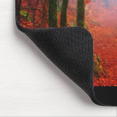 Blauer Nebel in gestrichenem Wald Mousepad (Ecke)