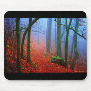 Blauer Nebel in gestrichenem Wald Mousepad