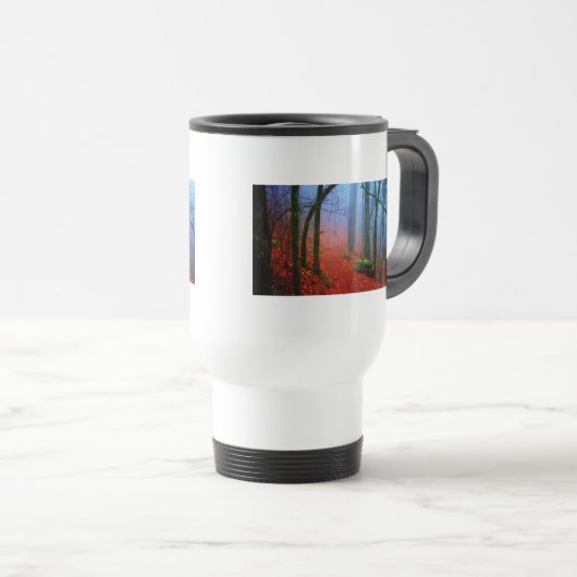 Blauer Nebel in gestrichenem Wald Reisebecher (VorderseiteRechts)