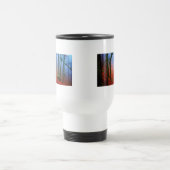 Blauer Nebel in gestrichenem Wald Reisebecher (Mittel)