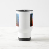 Blauer Nebel in gestrichenem Wald Reisebecher (Mittel)