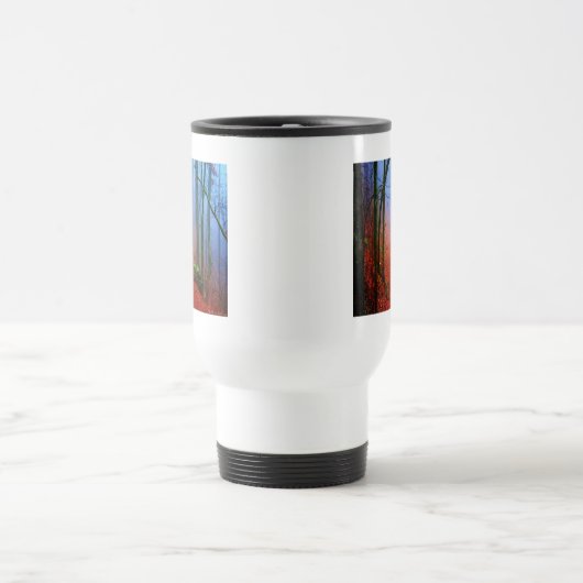 Blauer Nebel in gestrichenem Wald Reisebecher (Mittel)
