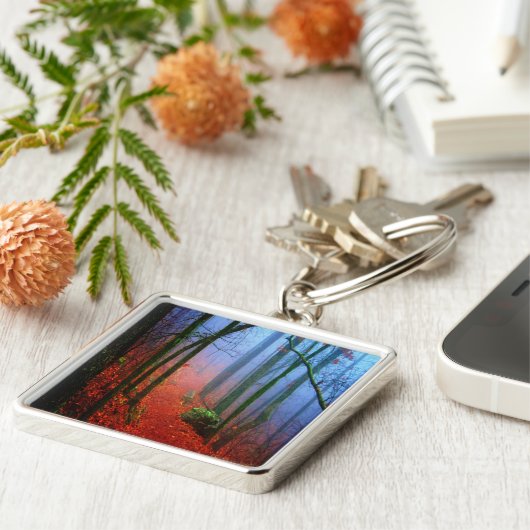 Blauer Nebel in gestrichenem Wald Schlüsselanhänger (Seite)