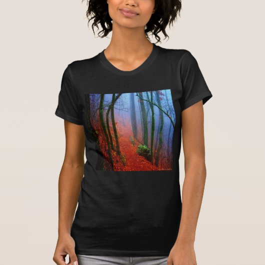 Blauer Nebel in gestrichenem Wald T-Shirt (Vorderseite)