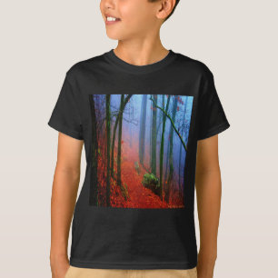 Blauer Nebel in gestrichenem Wald T-Shirt